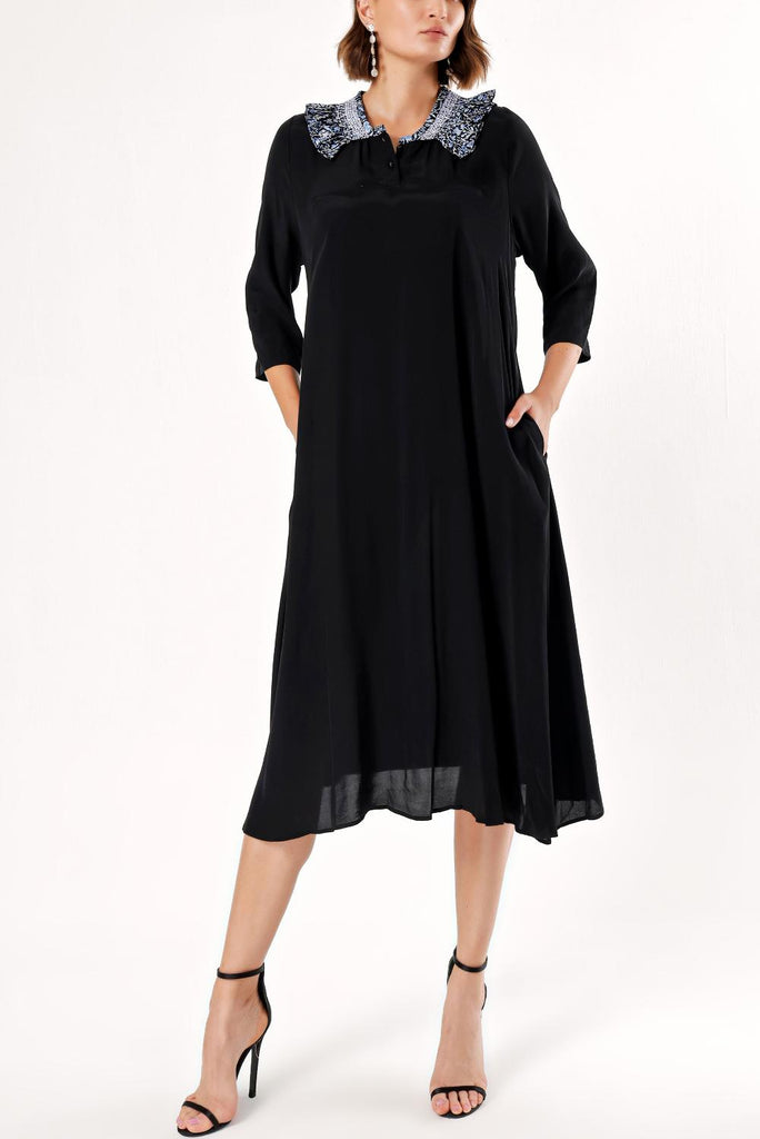 Siyah Yakası nakışlı elbise 93948